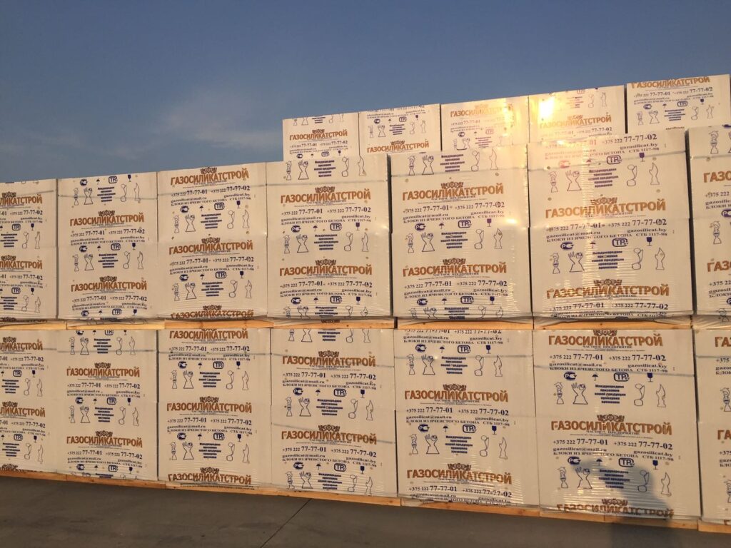 Газосиликатные блоки в ожидании погрузки на заводе ЧП Газосиликатстрой.1