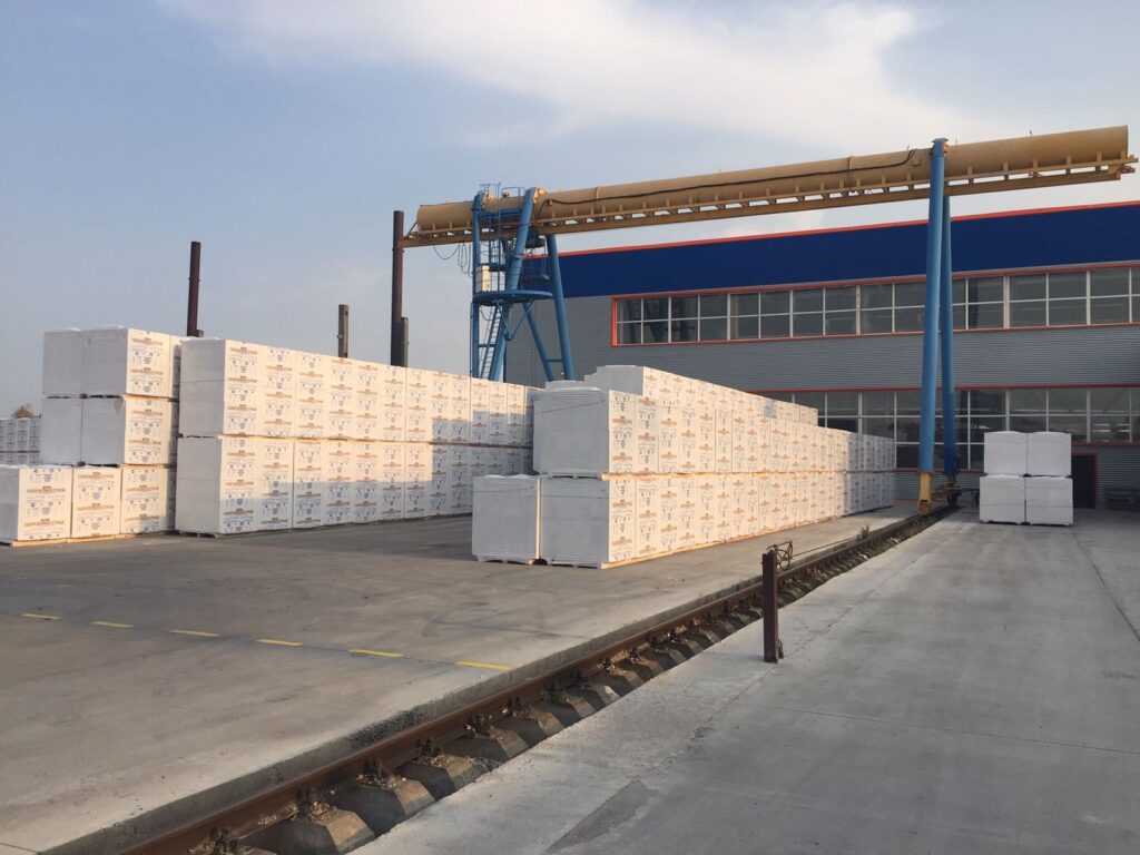 Газосиликатные блоки в ожидании погрузки на заводе ЧП Газосиликатстрой.3