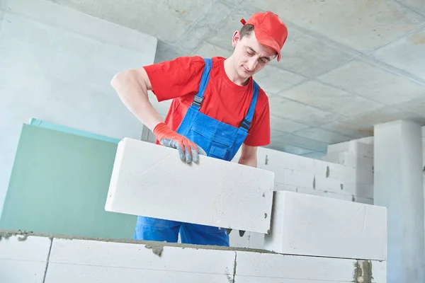 stroitel derzhit gazobetonnyy blok строитель держит газобетоный блок
